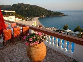 Hôtel Regina Mare à Perdika  Extérieur photo